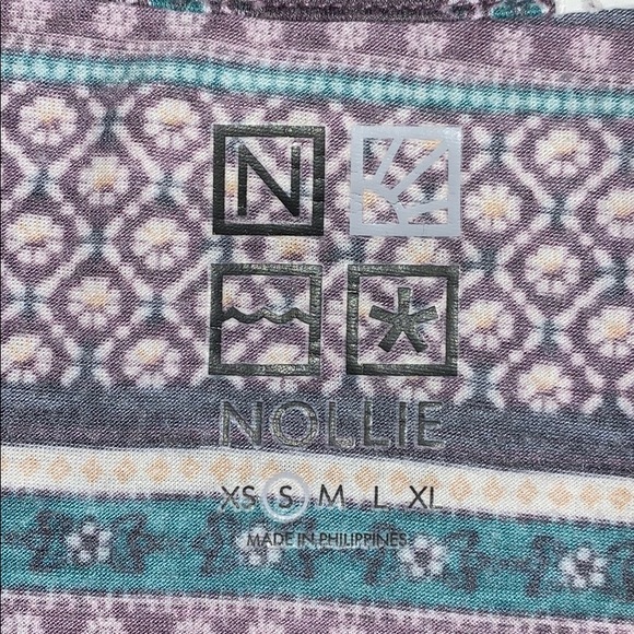 🎉2/$38🎉 NOLLIE PRINTED V-NECK! - Picture 2 of 3